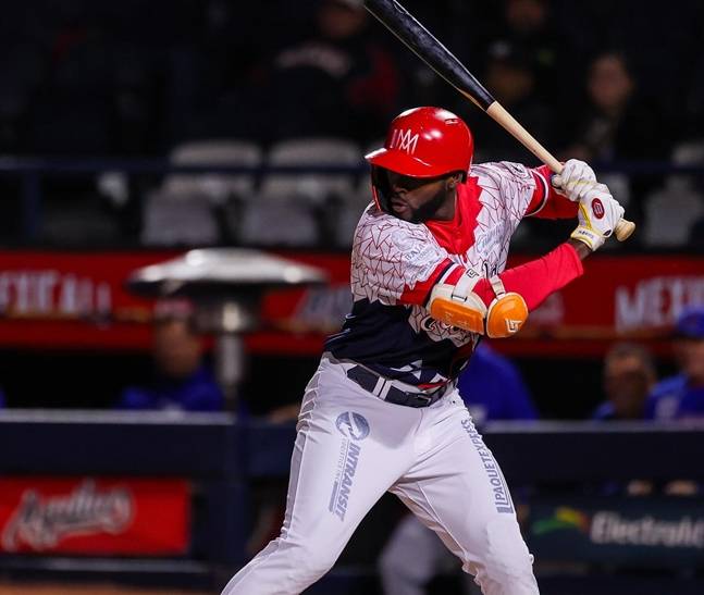 타격하는 플로리얼의 모습.. /사진=아길라스 데 멕시칼리 구단 공식 SNS