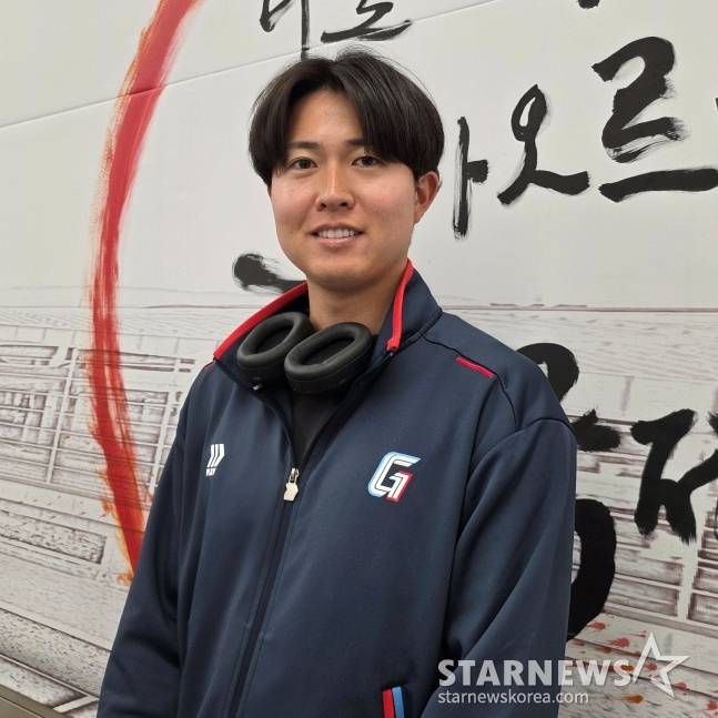 롯데 윤동희가 25일 김해국제공항을 통해 2026 롯데 스프링캠프가 열릴 대만 타이난으로 떠나기 전 취재진과 인터뷰에 응하고 있다. /사진=김동윤 기자