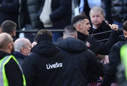 팬과 설전을 이어가는 그라이트 자카(오른쪽). /사진=더선 갈무리