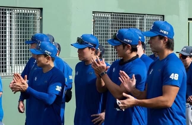 25일 박진만 감독의 발언이 끝난 뒤 박수를 치고 있는 선수들. /사진=삼성 라이온즈