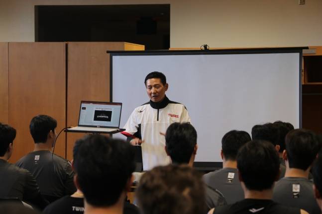 LG 염경엽 감독이 26일(한국시간) 미국 애리조나주 스코츠데일에서 열린 2026 스프링캠프를 시작하면 선수들에게 이야기하고 있다. /사진=LG 트윈스 제공