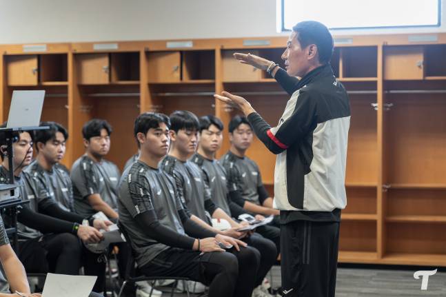 LG 염경엽 감독이 26일(한국시간) 미국 애리조나주 스코츠데일에서 열린 2026 스프링캠프를 시작하면 선수들에게 이야기하고 있다. /사진=LG 트윈스 제공