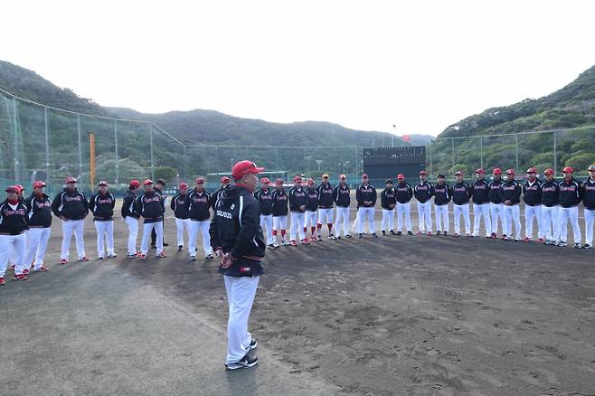일본 가고시마현 아마미오시마에서 훈련 중인 KIA 타이거즈 선수단 모습. 사령탑인 이범호 KIA 감독이 선수단에 메시지를 전하고 있다. /사진=KIA 타이거즈 제공