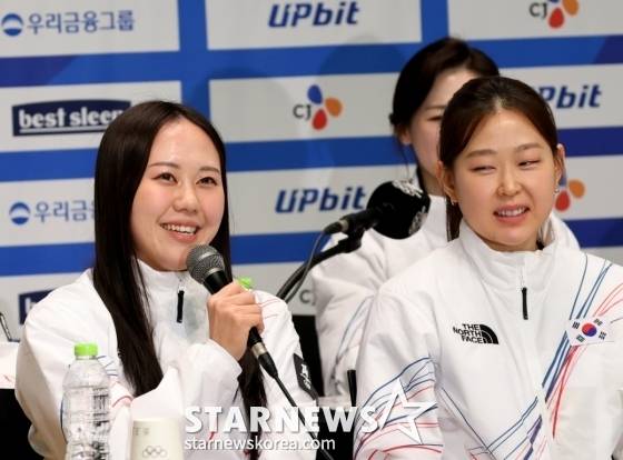스피드스케이팅 박지우(왼쪽)가 7일 진천국가대표훈련장에서 열린 2026 밀라노-코르티나 동계올림픽대회 D-30 미디어데이에서 기자들의 질문에 답하고 있다. /사진=강영조 선임기자
