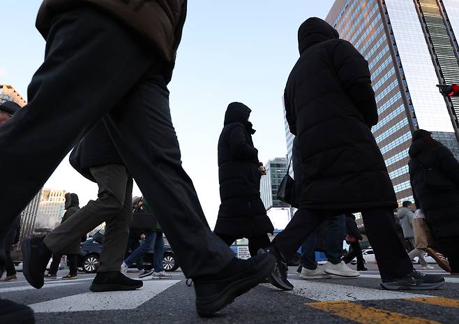 새해 첫 출근일인 지난 1월 2일 서울 세종로사거리에서 직장인들이 횡단보도를 건너고 있다. 연합뉴스