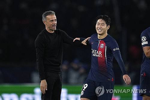 이강인을 향한 아틀레티코 마드리드의 구애가 파리 생제르맹(PSG)의 완강한 거부에 가로막혔다. 루이스 엔리케 PSG 감독이 이강인을 '대체 불가 자원'으로 분류하며 이적 불가를 선언했다. 스페인 매체 피차헤스는 26일(한국시간) PSG가 이강인 영입을 노리던 아틀레티코 마드리드의 계획을 무산시켰다고 보도했다. 연합뉴스