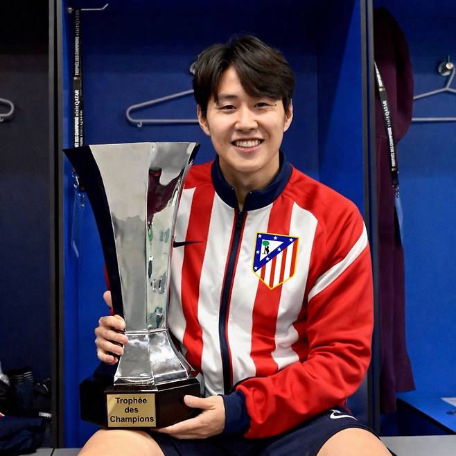 이강인을 향한 아틀레티코 마드리드의 구애가 파리 생제르맹(PSG)의 완강한 거부에 가로막혔다. 루이스 엔리케 PSG 감독이 이강인을 '대체 불가 자원'으로 분류하며 이적 불가를 선언했다. 스페인 매체 피차헤스는 26일(한국시간) PSG가 이강인 영입을 노리던 아틀레티코 마드리드의 계획을 무산시켰다고 보도했다. SNS