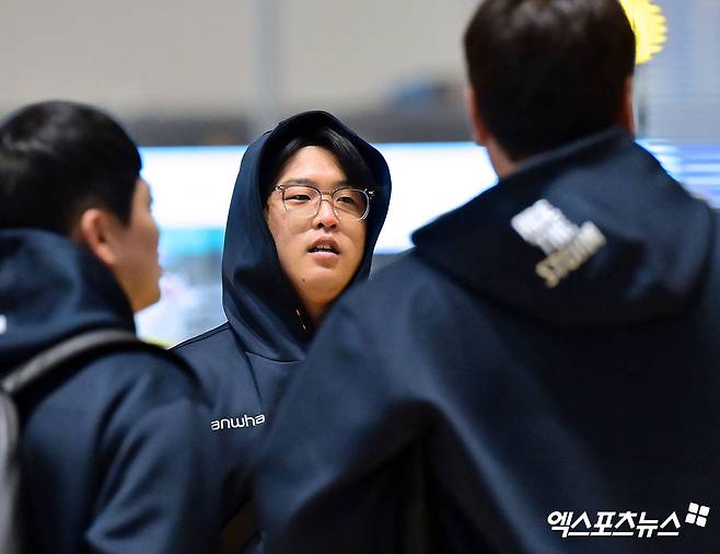 2026시즌 스프링캠프 훈련에 나서는 한화 이글스 선수단이 23일 오전 인천국제공항을 통해 호주 멜버른으로 출국했다.  출국 전 한화 강백호가 류현진과 대화를 나누고 있다. 엑스포츠뉴스 DB