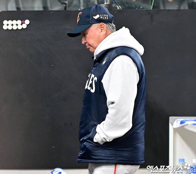 30일 오후 대전 한화생명 볼파크에서 열린 '2025 신한 SOL Bank KBO 한국시리즈' LG 트윈스와 한화 이글스의 4차전 경기, 9회에만 6점을 뽑아낸 LG가 한화에 7:4 역전승을 거두며 통합우승에 단 1승만을 남겨뒀다.  한화 김경문 감독이 인터뷰를 마친 후 경기장을 빠져나가고 있다. 엑스포츠뉴스 DB