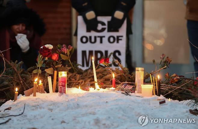 알렉스 프레티 총격 사망 장소에 마련된 임시 추모 공간 [로이터 연합뉴스 자료사진. 재판매 및 DB 금지]