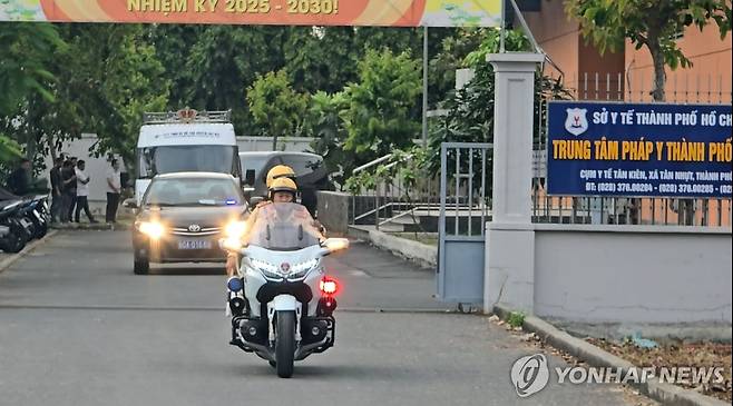 호찌민 공항으로 향하는 이해찬 전 총리 운구 행렬 (호찌민=연합뉴스) 박진형 특파원 = 26일(현지시간) 오후 베트남 호찌민시 법의학센터에서 이해찬 민주평화통일자문회의 수석부의장의 시신을 실은 장례차(흰색) 등 차량 행렬이 경찰 오토바이들의 호위 속에서 떤선녓 국제공항으로 향하고 있다. 2026.1.26 jhpark@yna.co.kr