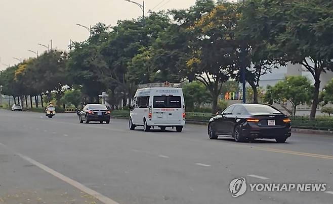 호찌민 공항으로 향하는 이해찬 전 총리 운구 행렬 (호찌민=연합뉴스) 박진형 특파원 = 26일(현지시간) 오후 베트남 호찌민시 법의학센터에서 이해찬 민주평화통일자문회의 수석부의장의 시신을 실은 장례차(흰색) 등 차량 행렬이 경찰 오토바이들의 호위 속에 떤선녓 국제공항으로 향하고 있다. 2026.1.26 jhpark@yna.co.kr
