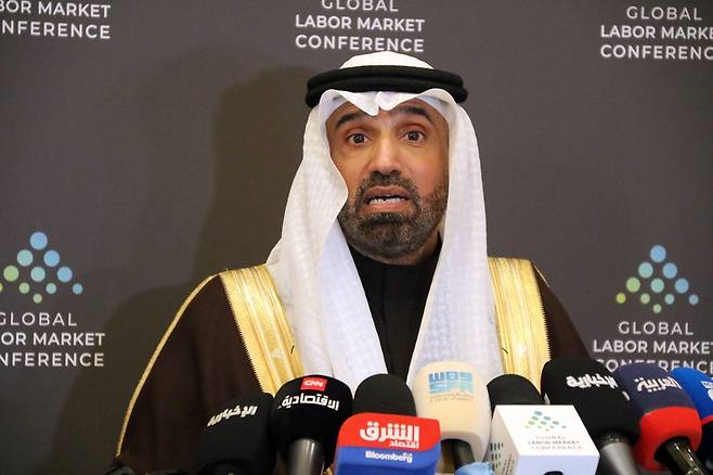 사우디 장관 "기술은 기회의 원천이면서 불확실성의 근원" (리야드=연합뉴스) 김동호 특파원 = 26일(현지시간) 사우디아라비아 정부가 주최하는 제3회 글로벌노동시장콘퍼런스(GLMC) 행사에서 아마드 빈 술라이만 알라지 사우디 인적자원사회개발장관이 발언 중이다. 2026.1.26 dk@yna.co.kr