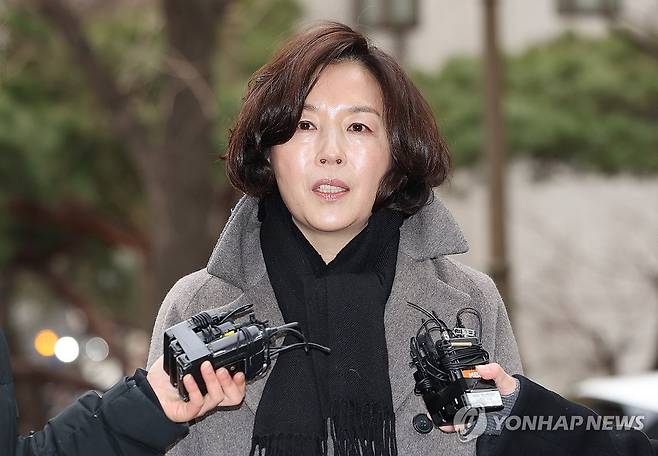 취재진 질문에 답변하는 김경 시의원 (서울=연합뉴스) 이진욱 기자 = 무소속(전 더불어민주당) 강선우 의원에게 '공천헌금' 1억원을 전달한 혐의를 받는 김경 서울시의원이 피의자 신분으로 조사를 받기 위해 18일 서울경찰청 공공범죄수사대로 출석하면서 취재진 질문에 답변하고 있다. 2026.1.18 cityboy@yna.co.kr