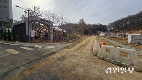 지난달 22일부터 입주가 시작된 ‘성남복정1지구’내 아테라 아파트단지 쪽에 여전히 공사가 진행되고 있다. /아테라 입주민 제공