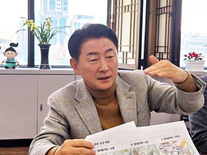 ▲김동근 의정부시장이 27일 현재 추진중인 별가람역~의정부역 간 8호선 연장안에 대해 설명하고 있다.