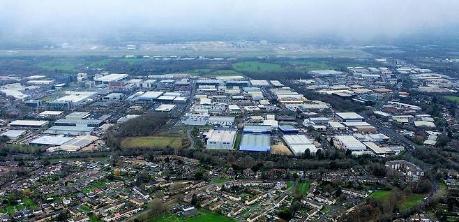 ▲ 개트윅공항은 항공 인프라를 중심으로 교통·물류·산업·관광·주거 기능을 재편해 마름모(◇) 형태로 묶은 초광역 경제권 전략 '개트윅 다이아몬드(GDB)'를 출범 했다. 이후, 7개 지방정부와 기업 협력을 바탕으로 약 81조 원 규모의 부가가치를 창출하며 영국 동남부권 경제를 이끄는 핵심 성장 거점으로 성장했다. 영국 최대 규모의 비도심 산업단지로 꼽히는 크롤리 '매너 로열 산업단지'뒤로 개트윅공항이 보이고 있다. /전광현 기자 maggie@incheonilbo.com