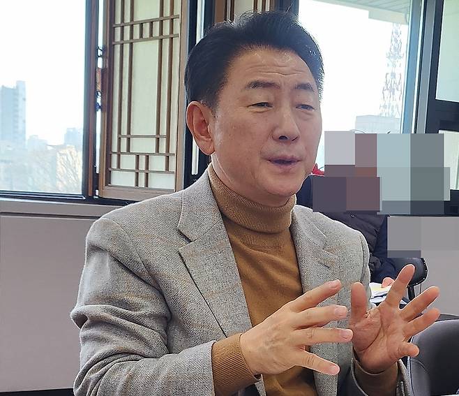 김동근 의정부시장이 지하철 8호선 연장사업에 대해 설명하고 있다. <안유신 기자>