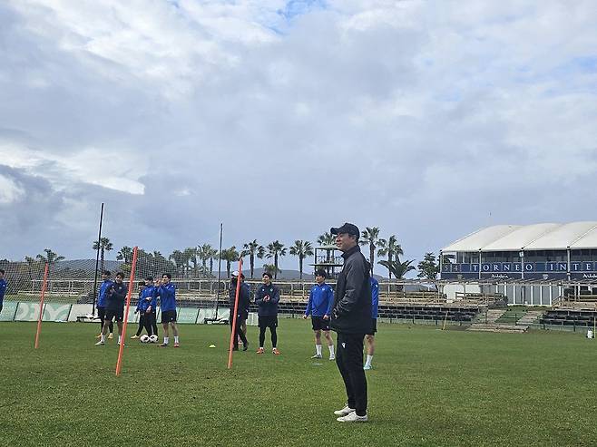 윤정환 감독이 훈련과정을 지켜보고 있다.