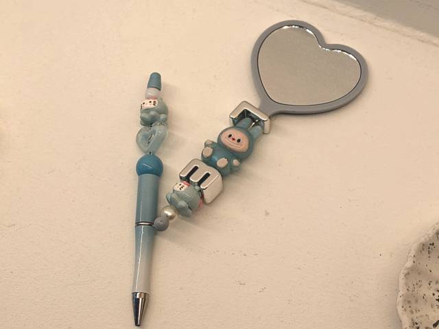 27일 대전의 한 커스터마이징 매장에서 직접 체험해본 볼펜 꾸미기와 손거울 꾸미기 결과물. 사진=최광현 기자