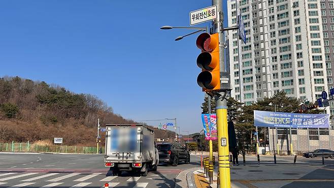 대전 서구 도안동 용소동네거리 교차로. 우회전 신호등에 적색불이 들어와 있는데도 차량이 주행하고 있다. 사진=오민지 기자
