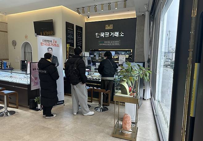 지난 26일 광주 서구 치평동에 위치한 한국금거래소 광주점에서 시민들이 은 관련 제품을 구입하기 위해 대기하고 있다./안태호 기자