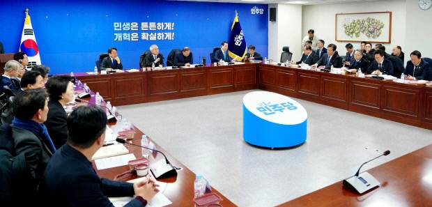 강기정 광주시장과 김영록 전남지사, 광주·전남지역 국회의원들이 27일 서울 국회의원회관에서 열린 ‘광주전남 통합 특별법 검토 시도지사-국회의원 4차 조찬간담회’에서  특별법 제정과 관련한 주요 내용을 논의하고 있다.  <광주시 제공>