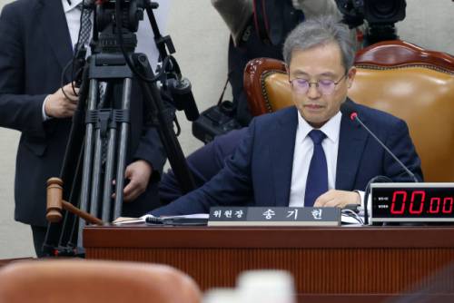 송기헌 위원장이 26일 국회에서 열린 정치개혁특별위원회 전체회의에서 의사봉을 두드리고 있다. 연합뉴스