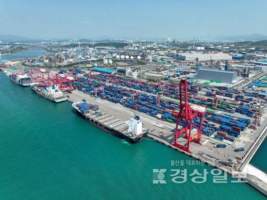 ▲ 지난해 울산항 물동량이 1억9700만t에 그쳐 6년 연속 2억t 달성에 실패했다. 특히 14년만에 컨테이너 물동량이 35만TEU 밑으로 떨어진 것이 영향을 줬다. 사진은 울산신항컨테이너터미널. UPA 제공