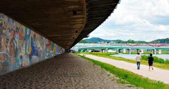 김천시 감천변에 설치된 그래피티 사진=김천시 제공