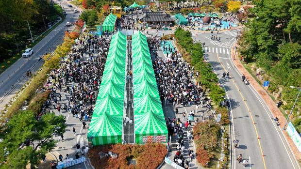 지난해 김천 김밥 축제를 찾은 전국 단위의 수많은 관광객들. 사진=김천시 제공