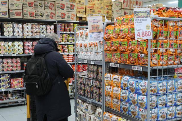 서울 시내 한 대형마트 라면 매대에서 한 고객이 상품을 살펴보고 있다. [사진=연합뉴스]