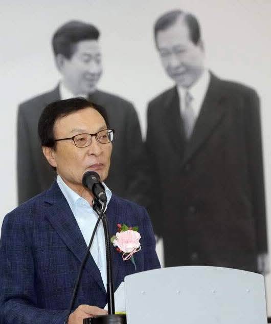 2019년 열린 '김대중-노무현 대통령 10주기 추모 사진전'에서 추모사를 하는 이해찬 전 총리. 연합뉴스 자료사진