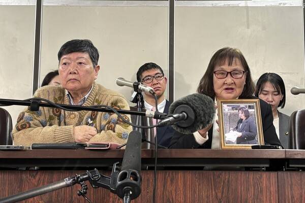 가와사키 에이코(왼쪽)와 사이토 히로코가 26일 도쿄 지방법원 재판부로부터 승소 판결을 받은 뒤 기자회견에 나서 취재진에게 소감을 밝히고 있다. 도쿄 AP 연합뉴스