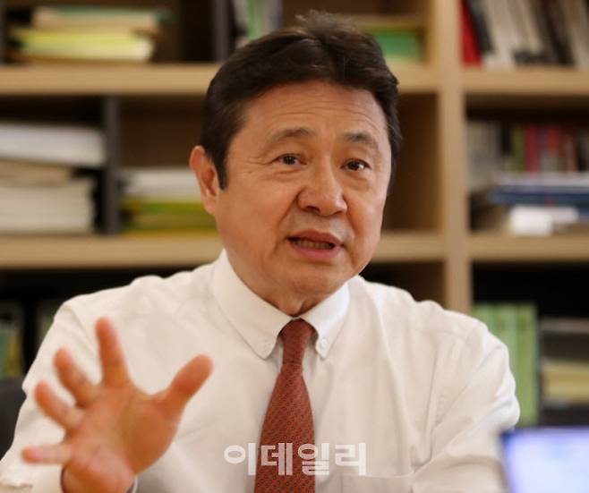 김의형 전 한국회계기준원장은 스테이블코인과 비트코인 확산세가 계속될 것으로 전망했다. △1956년생 △서울대 경제학과 △서울대 대학원 경영학 △한국은행 △전 삼일회계법인 대표 △전 PwC컨설팅 대표 △전 한국거래소 공시위원회 위원 △전 국민연금 의결권 전문위원회 위원 △전 국민경제자문회의 위원 △전 공정거래위원회 비상임위원 △한국회계기준원장 78대 원장(2017년~2023년) △현 한국회계기준원 고문 △현 한국지속가능성인증포럼 회장 (사진=김태형 기자)
