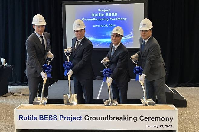 23일(현지시간) 미국 텍사스 루틸 BESS 착공식에서 관계자들이 기념촬영을 하고 있다. (왼쪽부터) 최준혁 알파자산운용대표, 박영철 남부발전 경영기획부사장, 최준석 KBI 전무, 강봉주 HD현대일렉트릭 전무. 사진=남부발전