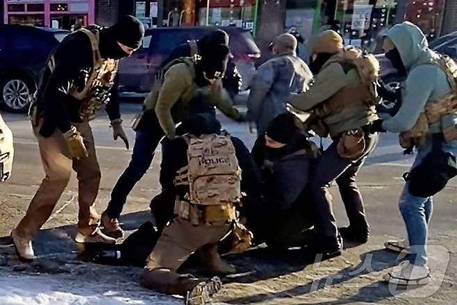 지난 24일(현지시간) 미국 미네소타주 미니애폴리스에서 이민세관단속국(ICE) 요원들이 알렉스 제프리 프레티(37)를 둘러싸 폭행하며 제압하고 있다. 프레티는 생전 미니애폴리스 재향군인 의료시스템에서 중환자실 간호사로 근무했다. 2026.01.24. ⓒ 로이터=뉴스1 ⓒ News1 윤다정 기자
