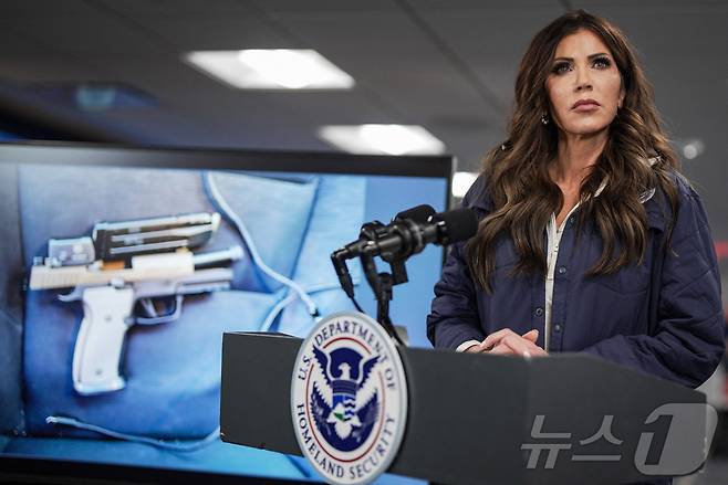 크리스티 놈 국토안보부 장관이 지난 24일(현지시간) 미네소타주 미니애폴리스에서 발생한 총격 사건 이후 기자회견을 통해 이민 요원들이 회수한 권총 사진을 공개하고 있다. 2026.1.24 ⓒ AFP=뉴스1 ⓒ News1 김경민 기자