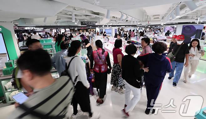 중국 단체관광객의 무비자 입국이 시작된 29일 서울 중구 신라면세점 서울점에서 중국인 관광객들이 면세점을 둘러보고 있다.  2025.9.29/뉴스1 ⓒ News1 김성진 기자