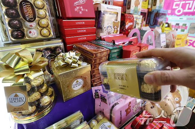 밸런타인 데이인 14일 서울 시내 한 편의점에 초콜릿이 진열되어 있다. 2025.2.14/뉴스1 ⓒ News1 임세영 기자