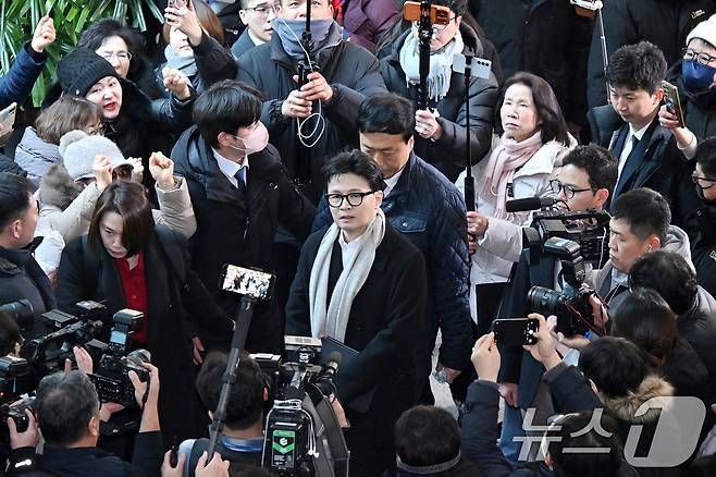 국민의힘 중앙윤리위원회로부터 '제명 처분'을 당한 한동훈 전 대표가 지난 14일 서울 여의도 국회 소통관에 도착하며 지지자들의 응원을 받고 있다. (공동취재) 2026.1.14/뉴스1 ⓒ News1 신웅수 기자