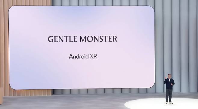 젠틀몬스터(GENTLE MONSTER)는 구글(Google)과 지난해 1억 달러(약 1450억 원)의 전략적 투자를 유치로 차세대 인공지능(AI) 스마트 글래스 개발의 핵심 파트너로 선정된 데 이어 올해 본격적인 협업에 돌입한다(젠틀몬스터제공)
