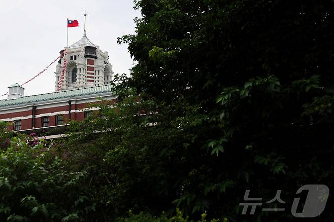 대만 타이베이의 총통부 건물 위에서 대만 국기가 펄럭이고 있다. 2024.05.20. ⓒ 로이터=뉴스1 ⓒ News1 윤다정 기자