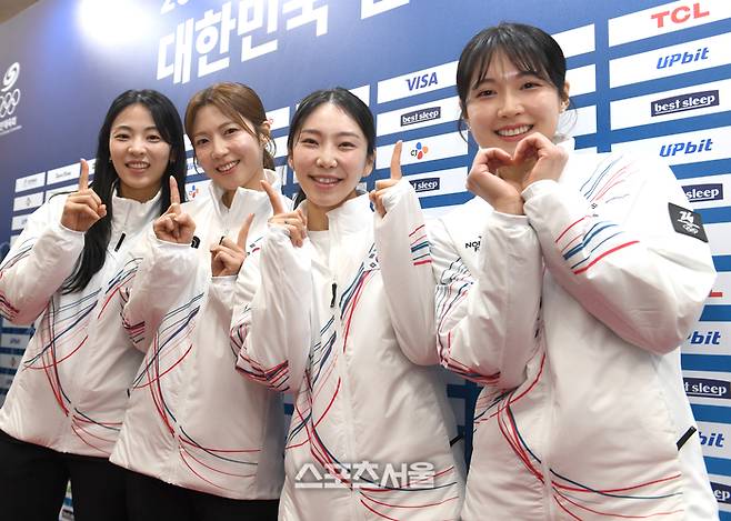 경기도청 컬링팀 김민지, 설예지, 설예은, 김수지(왼쪽부터)가 22일 서울 송파구 올림픽파크텔에서 열린 2026 밀라노코르티나 동계올림픽 대한민국 선수단 결단식에 앞서 포즈를 취하고 있다. 잠실 | 최승섭기자 thunder@sportsseoul.com