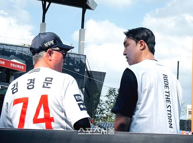 김경문 감독이 손아섭과 이야기를 나누고 있다. 사진 | 박연준 기자 duswns0628@sportsseoul.com