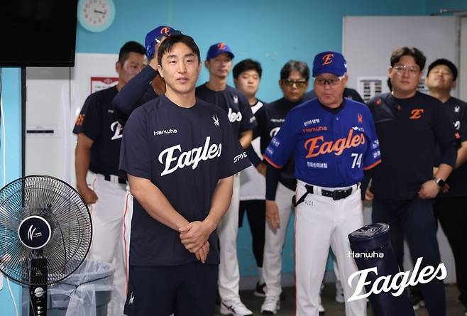 한화 손아섭(왼쪽)이 팀에 합류한 직후 라커룸에서 선수단에게 인사하고 있다. 사진 | 한화 이글스