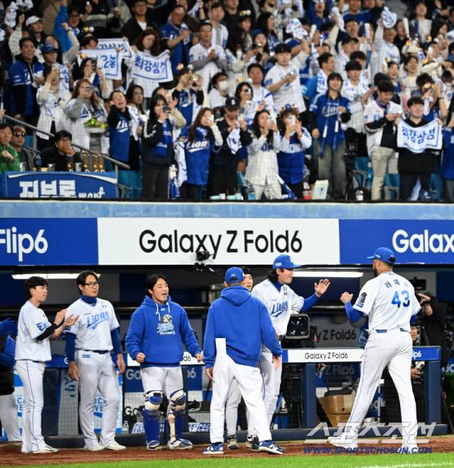 2024 한국시리즈에서 레예스를 맞이하는 삼성 선수들. 스포츠조선DB