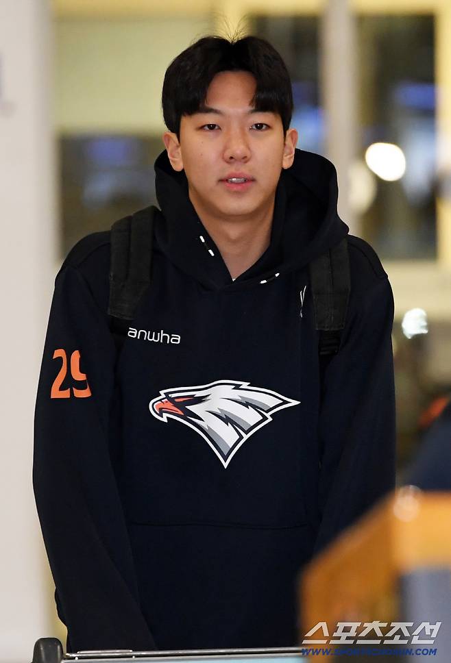 한화 이글스 선수단이 23일 인천국제공항을 통해 스프링캠프가 열리는 호주로 출국했다. 황준서가 출국장으로 향하고 있다. 인천공항=박재만 기자 pjm@sportschosun.com/2026.01.23/