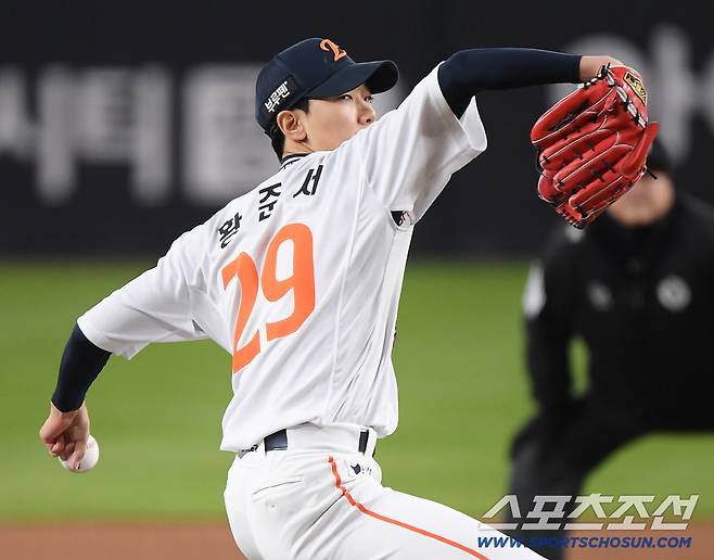 31일 대전 한화생명볼파크에서 열린 LG와 한화의 한국시리즈 5차전. 4회초 무사 1루에 등판한 황준서가 투구하고 있다. 대전=정재근 기자 cjg@sportschosun.com/2025.10.31/