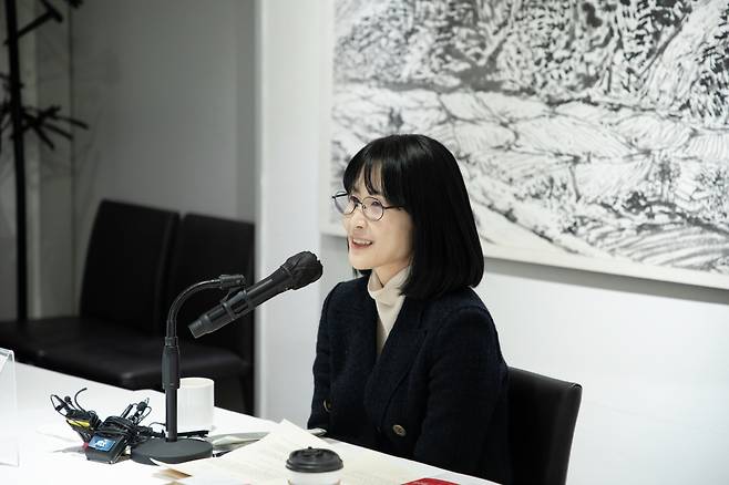 제49회 이상문학상 대상을 차지한 '눈과 돌멩이'의 위수정 작가가 지난 27일 서울 정동 달개비'에서 열린 이상문학상 대상발표 기자간담회에 참석해 질문에 답하고 있다. 사진=다산북스